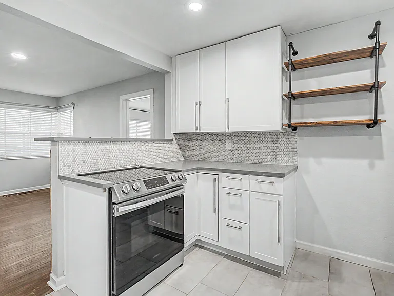 2991 Hudson St — Photo 7