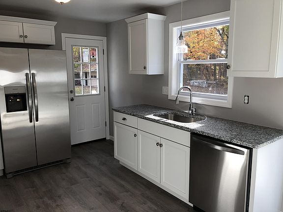5th image of 121 Bellwyn Ave