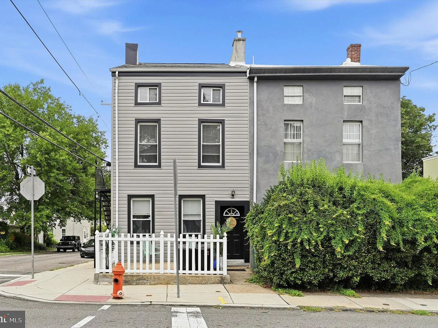 2 bed, 700 sqft, $2,300 — Photo 1
