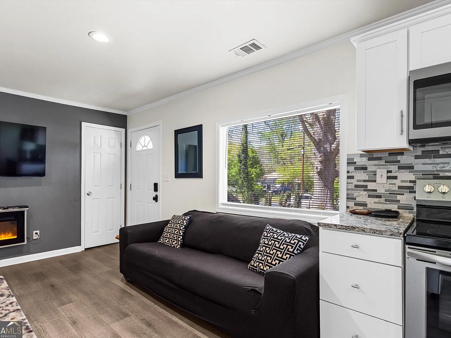 3 bed, 2.0 bath, 1400 sqft, $2,150 — Photo 4