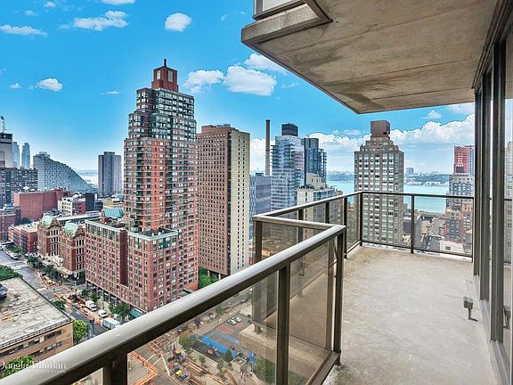 4th image of 161 W 61st St APT 23B
