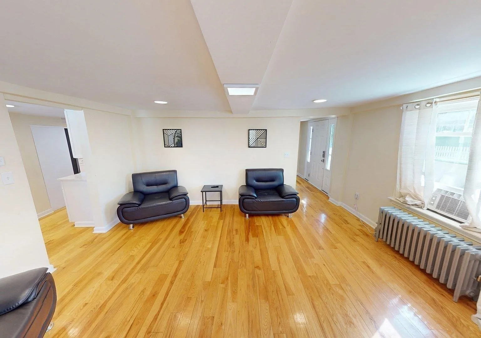 4 bed, 4.5 bath, 2500 sqft, $4,600 — Photo 2
