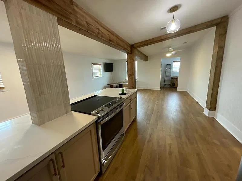 4913 Avenue O 1/2 — Photo 2