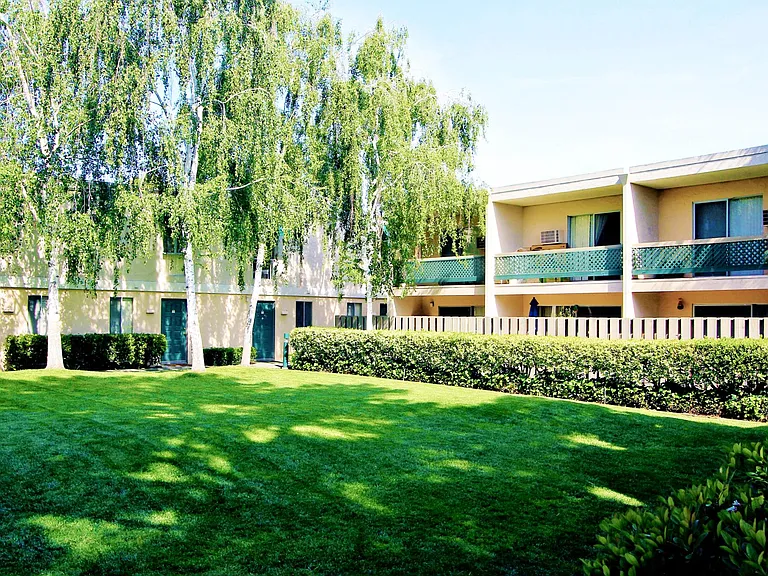 Halford Gardens Apartments — Photo 3