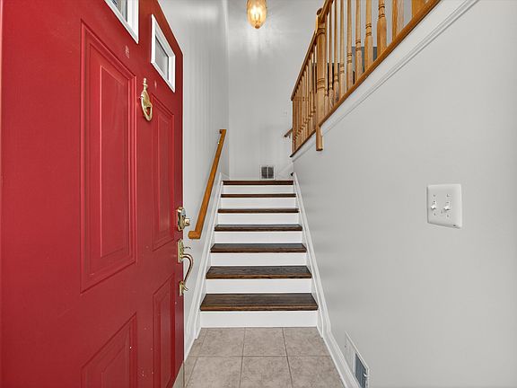 3rd image of 124 Barclay Dr