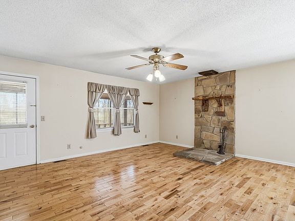 4th image of 2083 Wood Lake Ln