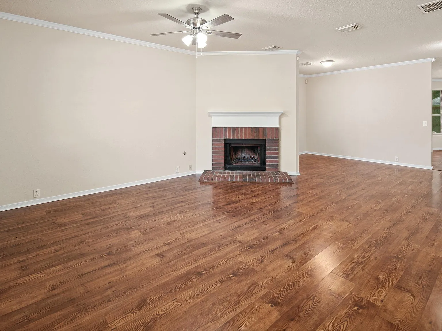 4 bed, 2.5 bath, 2460 sqft, $2,300 — Photo 4