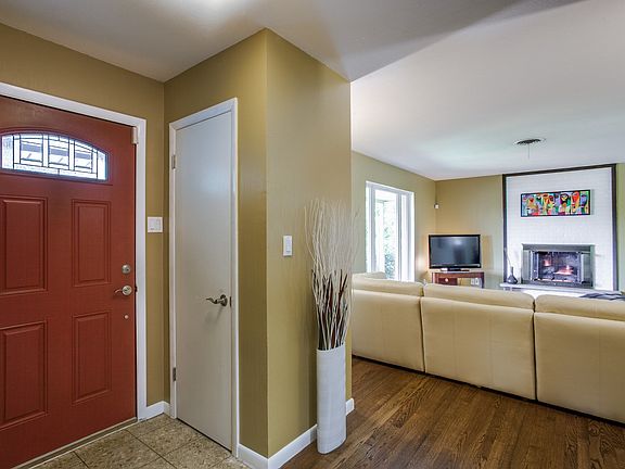 3rd image of 2412 Whitewood Dr