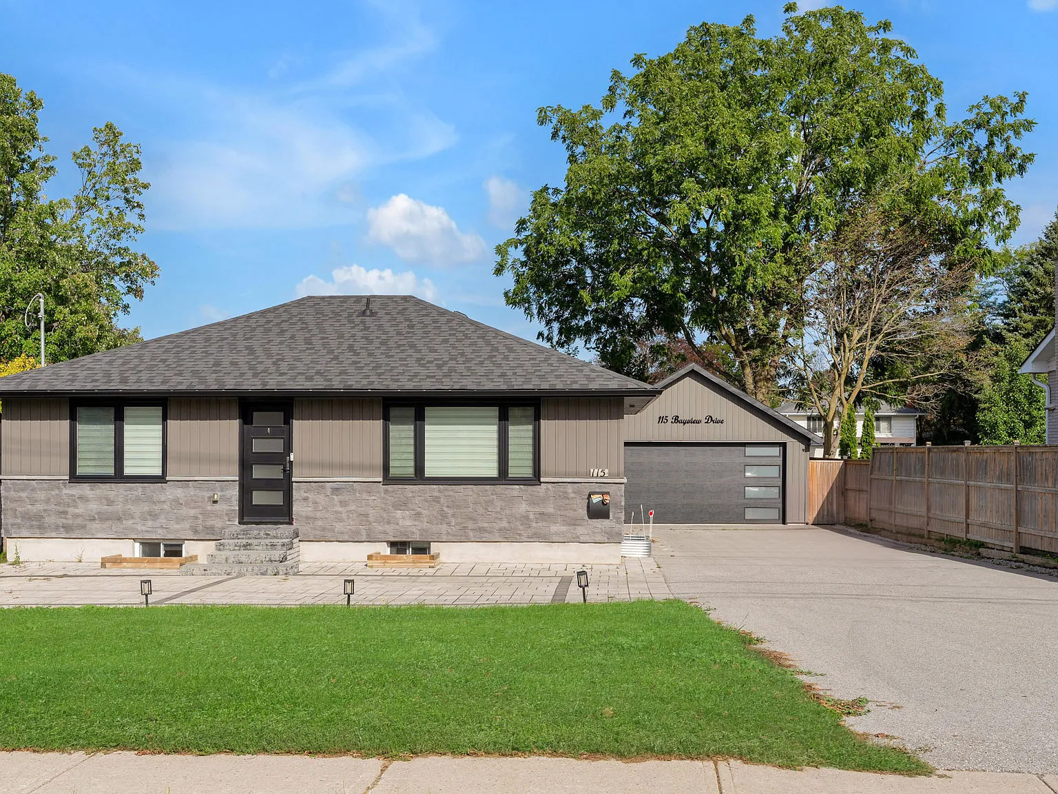 115 Bayview Dr, Barrie, ON L4N 3P3, Canada — Photo 1