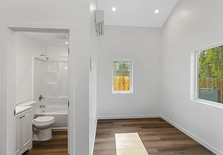 420 N Batavia St — Photo 5