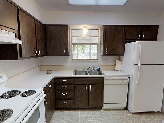 3rd image of 1119 Roberts St