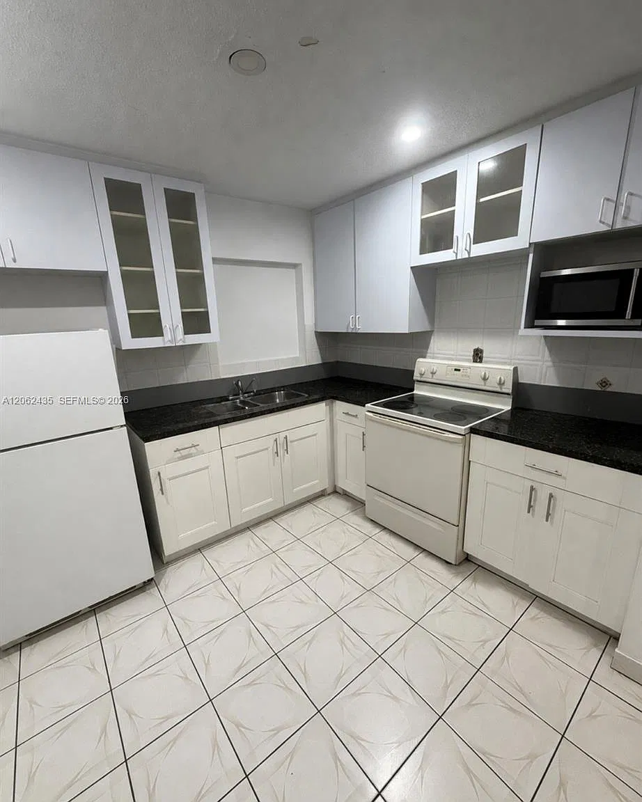 3 bed, 1.0 bath, $3,450 — Photo 2