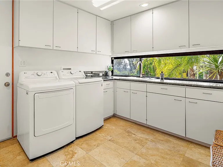 3028 Overhill Dr — Photo 32