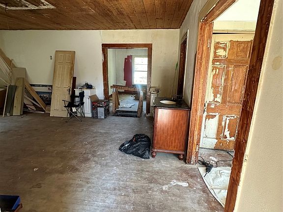 2nd image of 908 W Taliaferro St