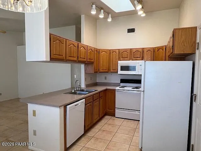 2 bed, 2.0 bath, 2230 sqft, $1,400 — Photo 4