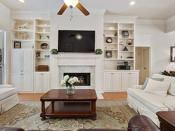 4th image of 713 Highland Knoll Ct