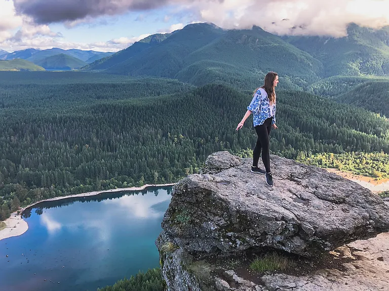 5 mins to Rattlesnake Ledge and lake