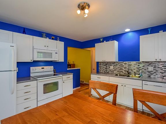 2nd image of 2295 Edgewater St NE