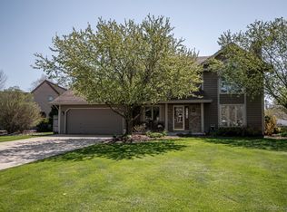 N26W22631 Oakwood Ln, Waukesha, WI 53186