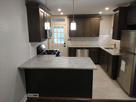 Kitchen peninsula with overhang for barstools