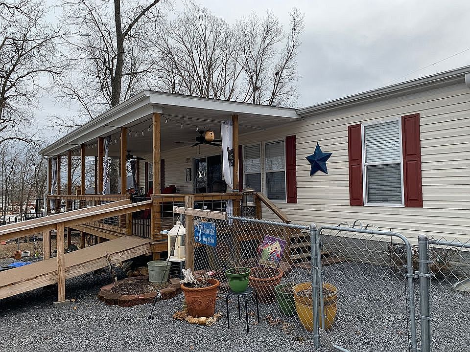 1st image of 28 Lakeview Cir
