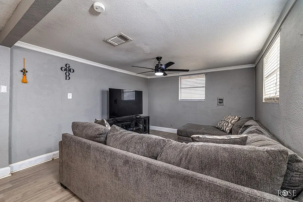 3 bed, 1.0 bath, 1298 sqft, $1,600 — Photo 2
