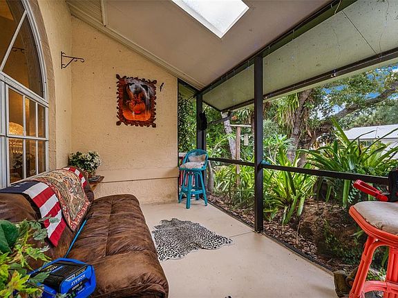 3rd image of 620 BURKE ROAD