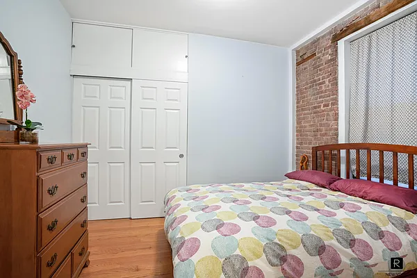 Sold by R New York | media 10