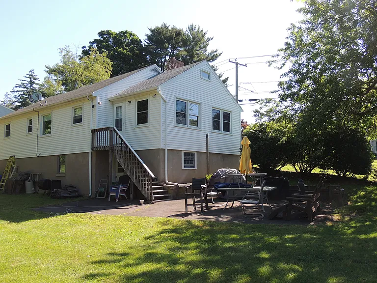87 Hotchkiss Grove Rd — Photo 3
