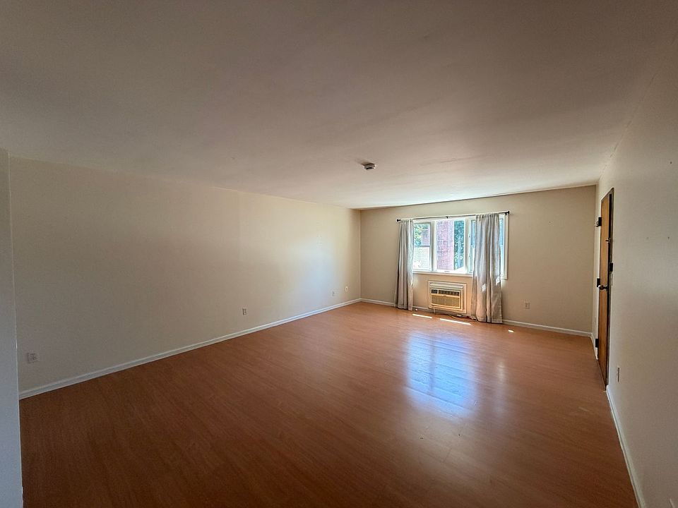 1st image of 547 Naugatuck Ave #B