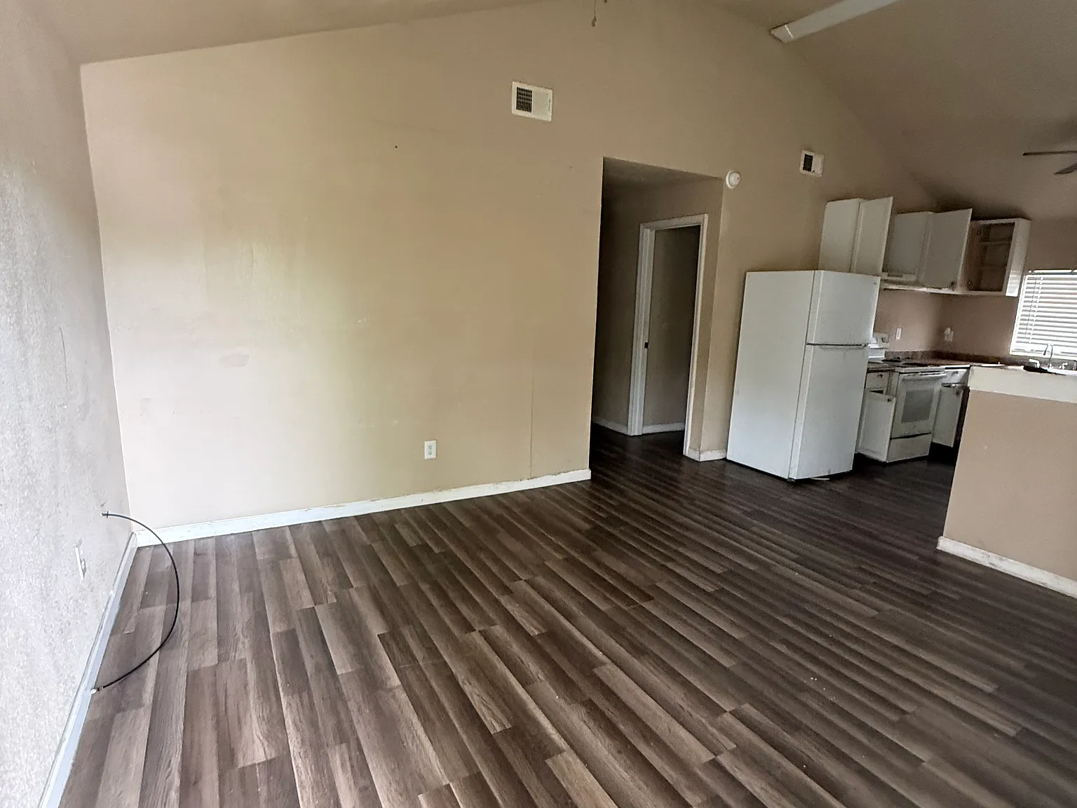 2 bed, $975 — Photo 1