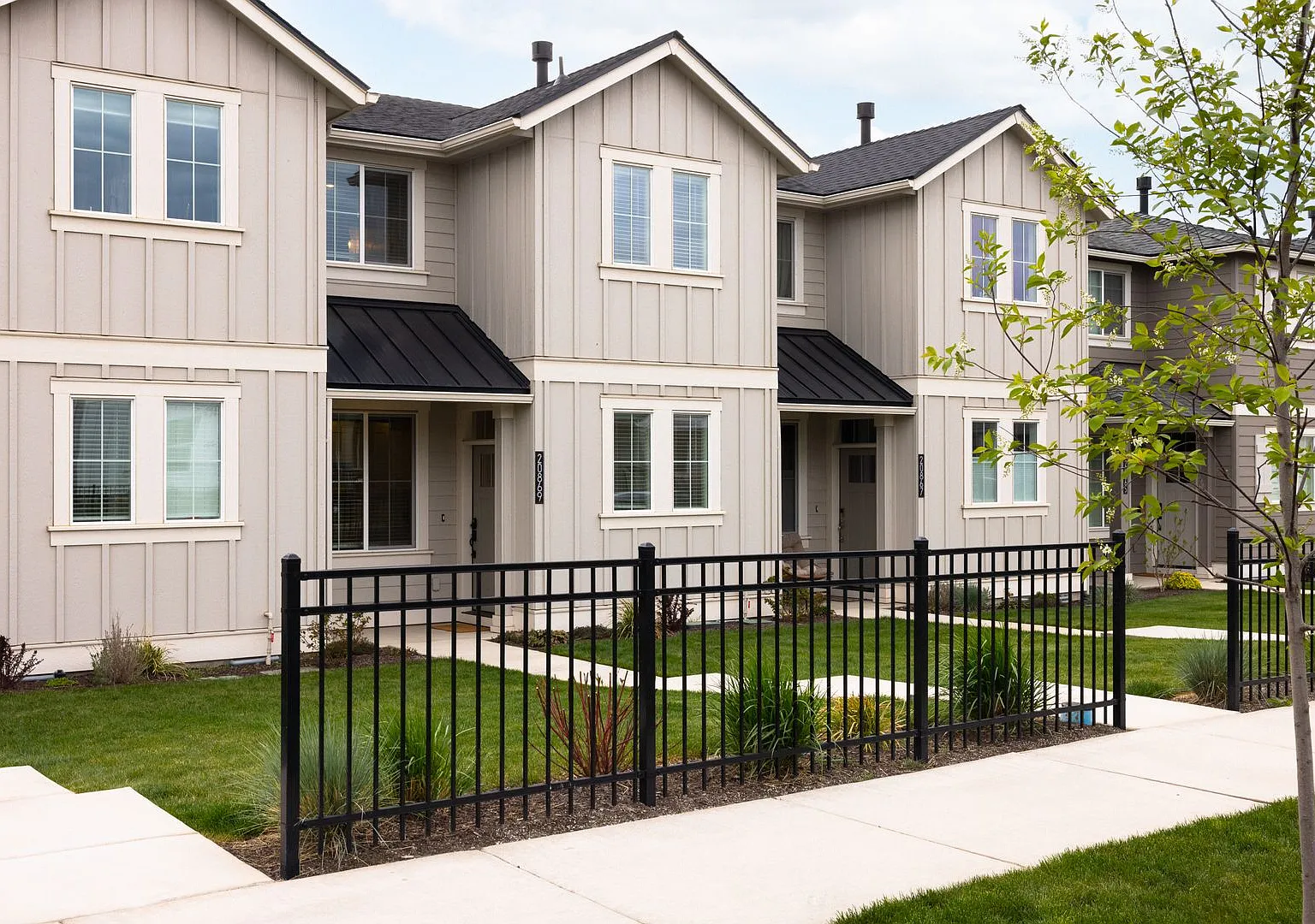 Modern 3 Bed 2.5 Bath Townhome with Resort-Style Amenities. Rent Credit & Pets OK! — Photo 1