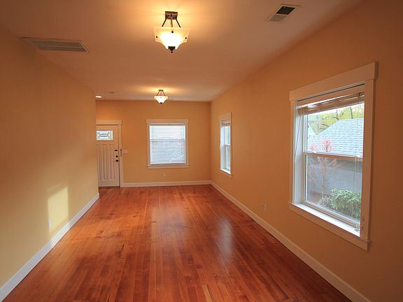 5th image of 937 SE Harney St Unit A