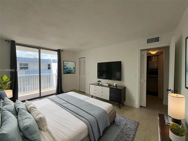 1801 S Treasure Dr #504 — Photo 7
