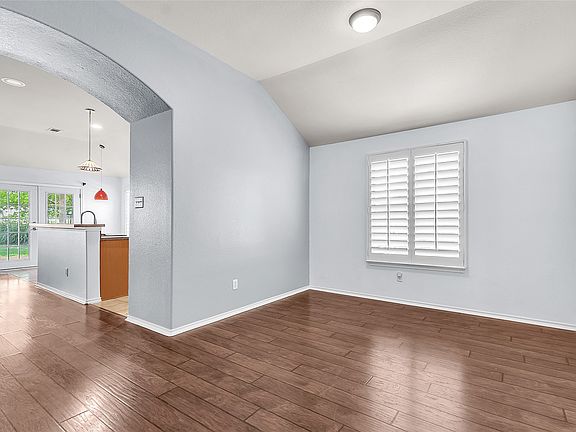 4th image of 1114 Longhorn Ln