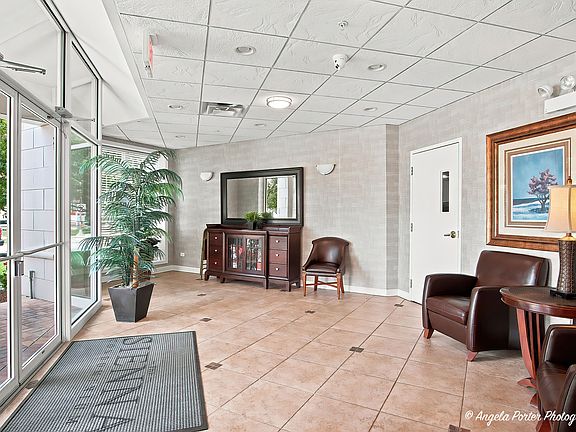 4th image of 900 Lee St Unit 201