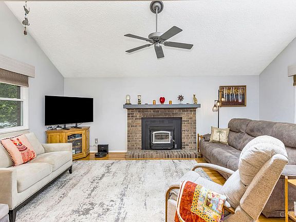 3rd image of 8846 Meadow Dr