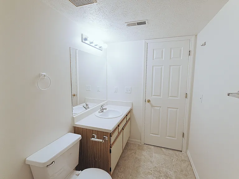 Applewood Pointe Apartments — Photo 28