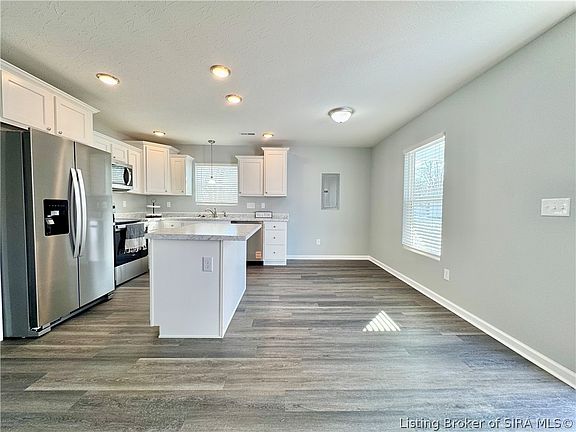 5th image of 639 Mann Avenue