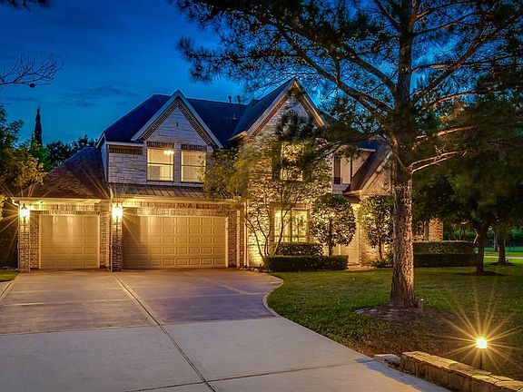 Welcome Home to your urban elegance at 27 Highclere Park Dr. in The Paddock Estates of Gleannloch Farms.