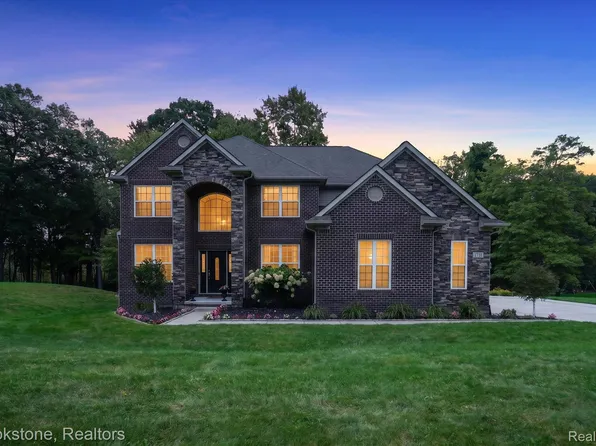 1731 Algonquian Trl, Lake Orion, MI 48362