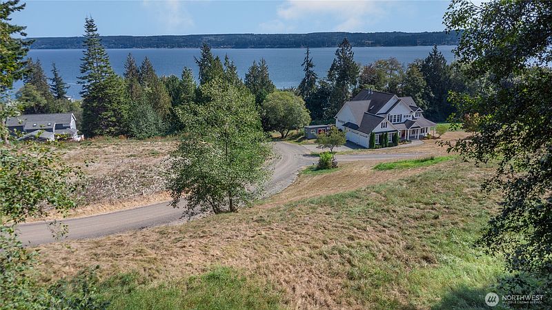 2nd image of 999 Maxview Drive