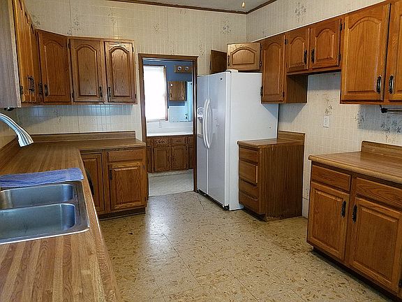 3rd image of 221 G St