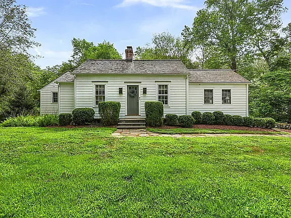 112 Newtown Tpke — Photo 2