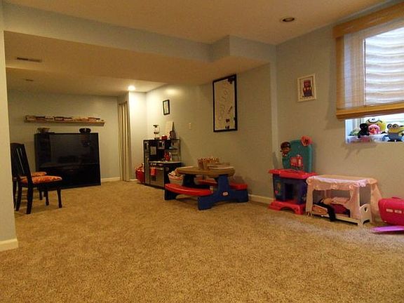 3rd image of 2413 Columbia Ln