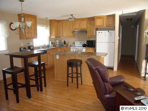 2nd image of 423 Clarmar Dr NE