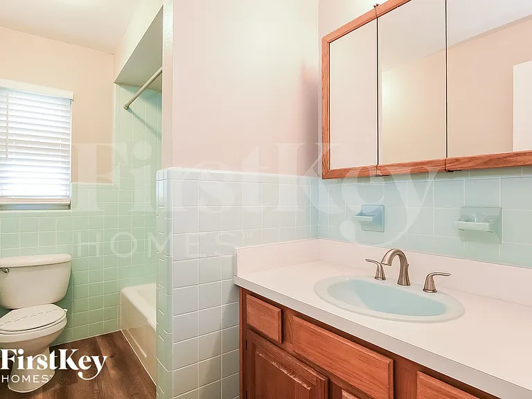 504 Saint Dunstan Way — Photo 16