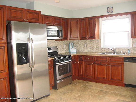 5th image of 3135 Veeder Ave