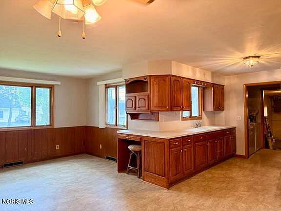 2nd image of 1636 Queenswood Dr