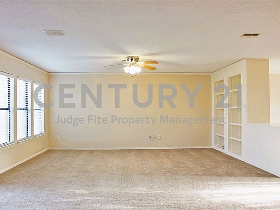 4th image of 301 Sandlewood Ln